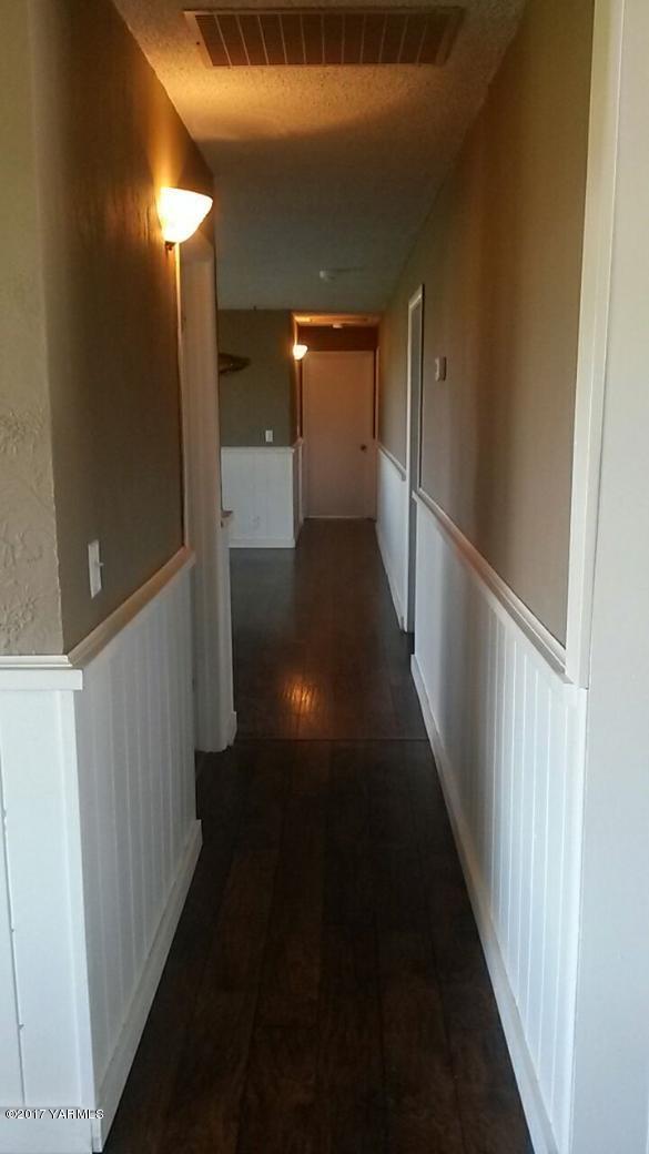 11604 Summitview Ext Road Yakima, WA 98908 - Photo 10 of 41 a view of a hallway