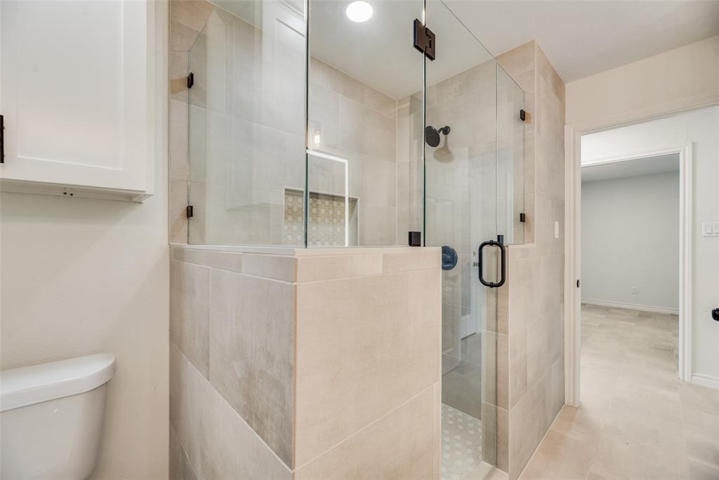 2720 Seeton Road Grand Prairie, TX 75054 - Photo 16 of 31 a bathroom with a shower