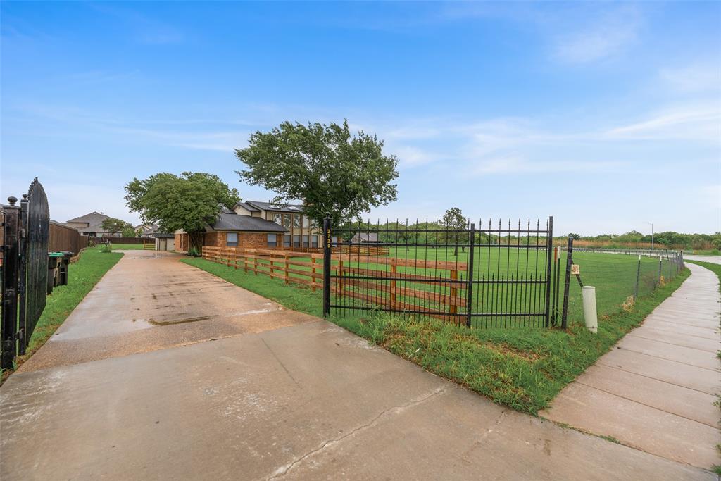 2720 Seeton Road Grand Prairie, TX 75054 - Photo 26 of 31 a view of a backyard
