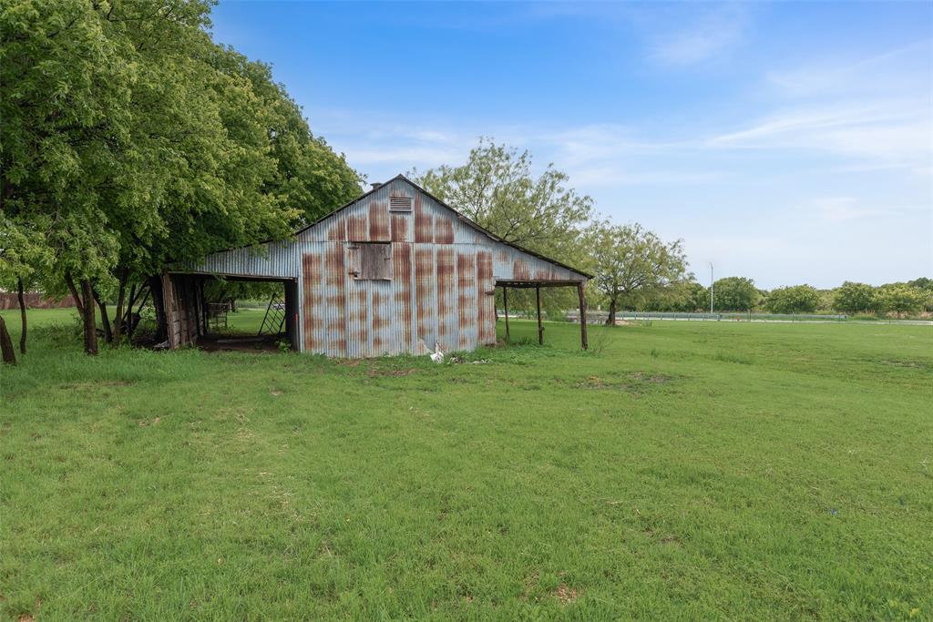 2720 Seeton Road Grand Prairie, TX 75054 - Photo 29 of 31 a view of a back yard of the house