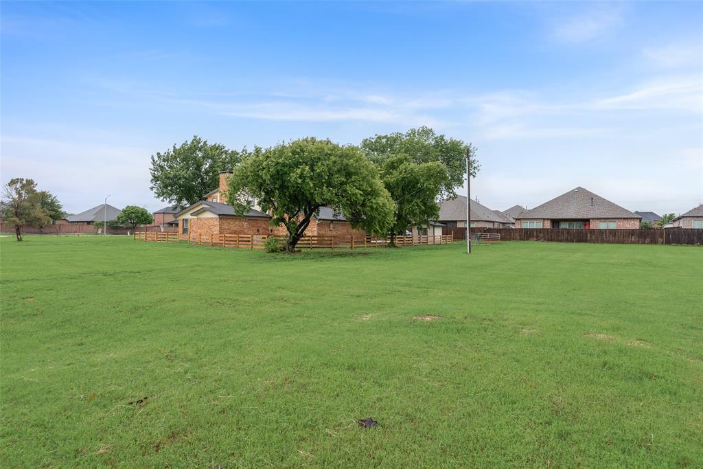 2720 Seeton Road Grand Prairie, TX 75054 - Photo 30 of 31 a backyard of a house with lots of green space