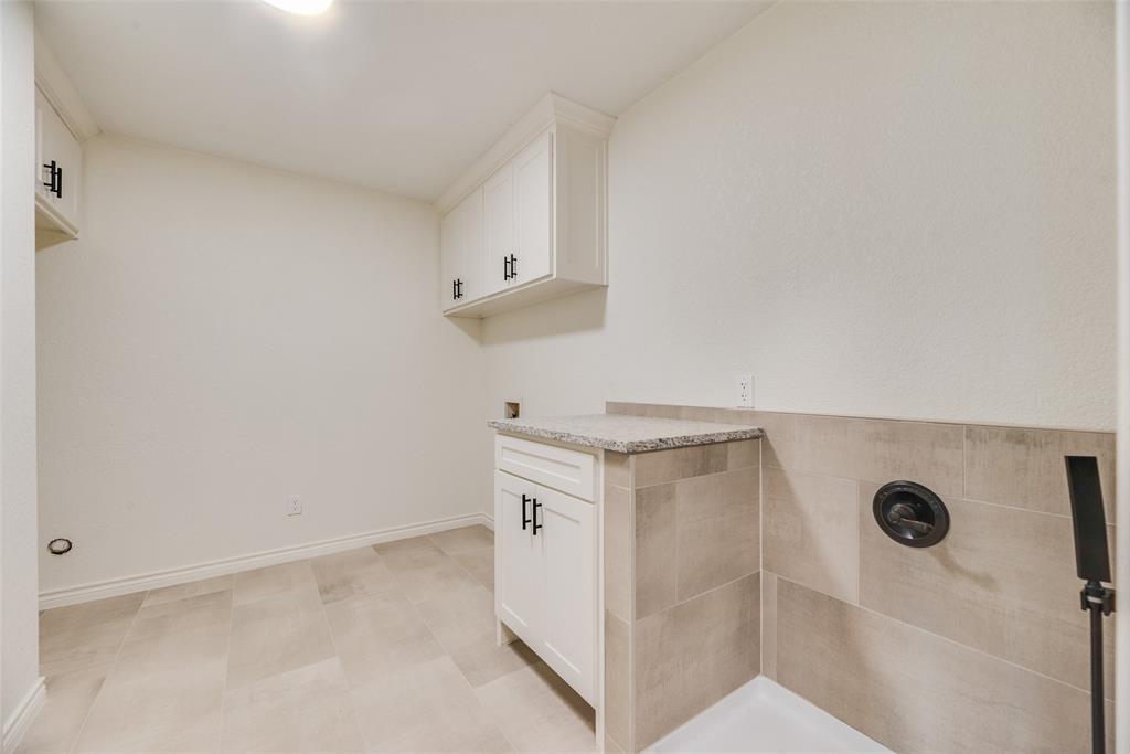 2720 Seeton Road Grand Prairie, TX 75054 - Photo 10 of 31 a kitchen with a stove and a refrigerator