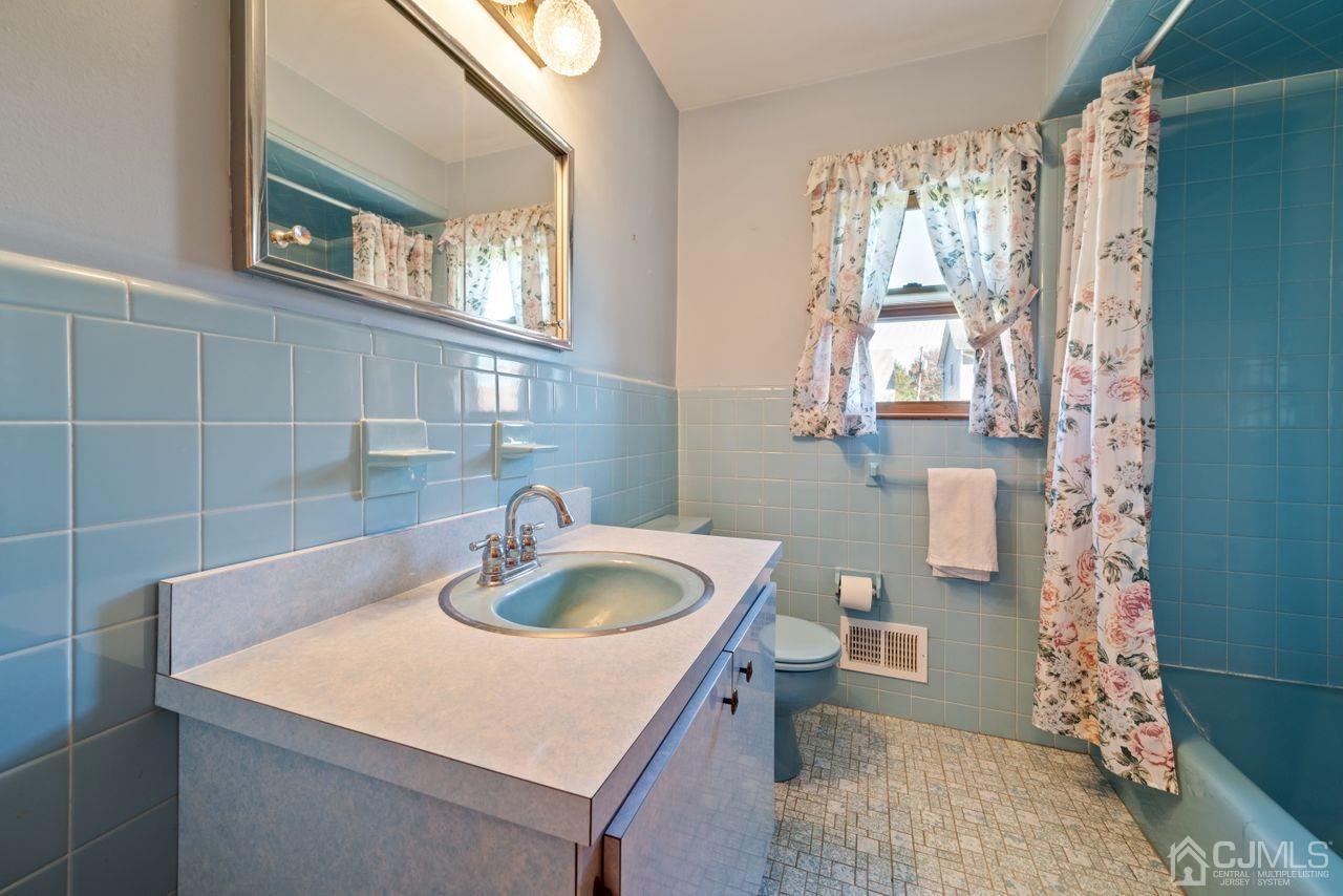 300 Main Street Middlesex, NJ 08846 - Photo 14 of 17 a bathroom with a sink a toilet and a shower curtain