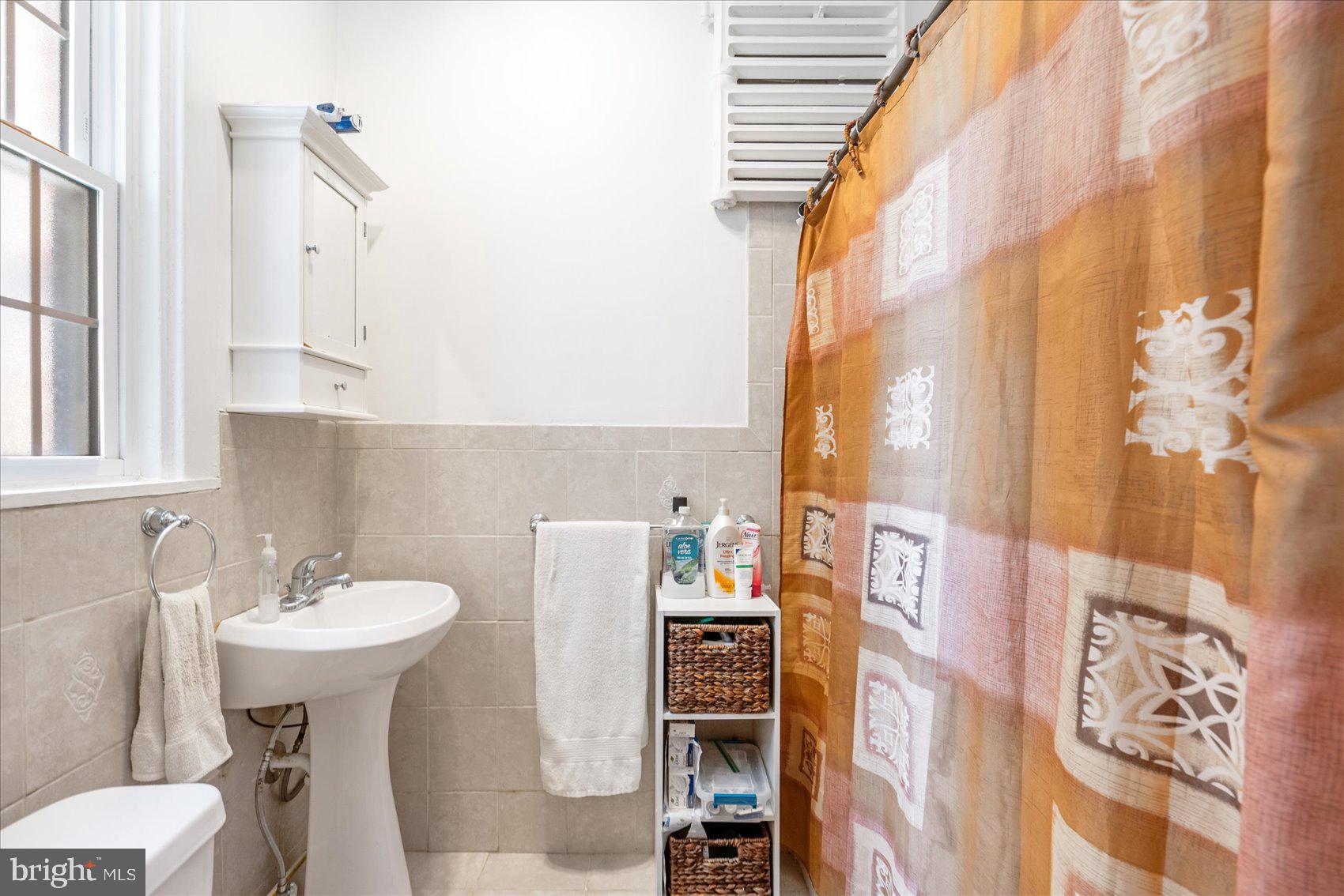 103 West 39th Street, Unit E2 Baltimore, MD 21210 - Photo 17 of 22 Full bathroom en suite off primary bedroom