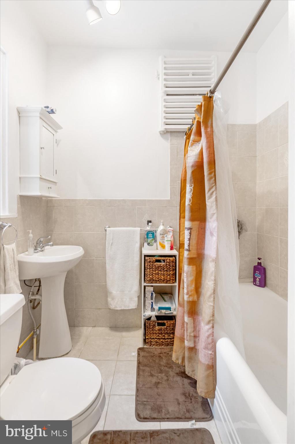 103 West 39th Street, Unit E2 Baltimore, MD 21210 - Photo 18 of 22 Neutral tiles and ample space