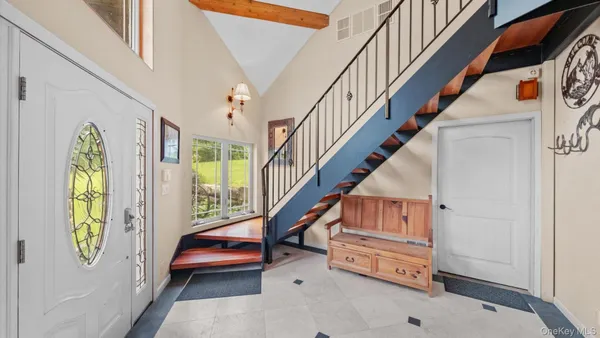 a view of entryway with livingroom