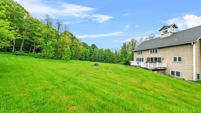 a view of a house with backyard and garden