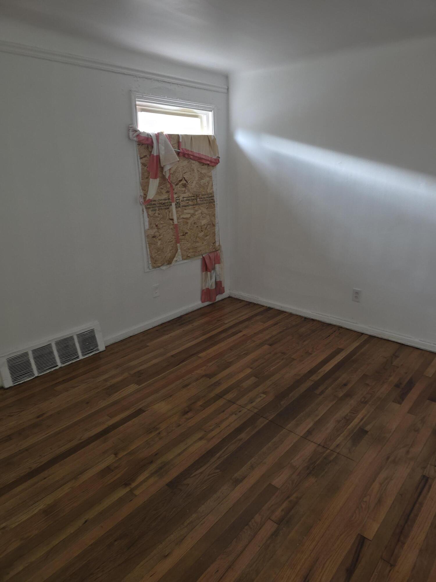 17955 Charest Street Detroit, MI 48212 - Photo 9 of 16 20251121_112743