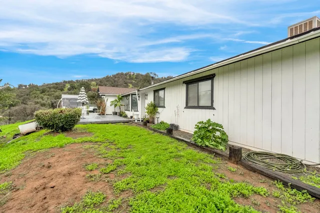a view of a house with backyard and garden