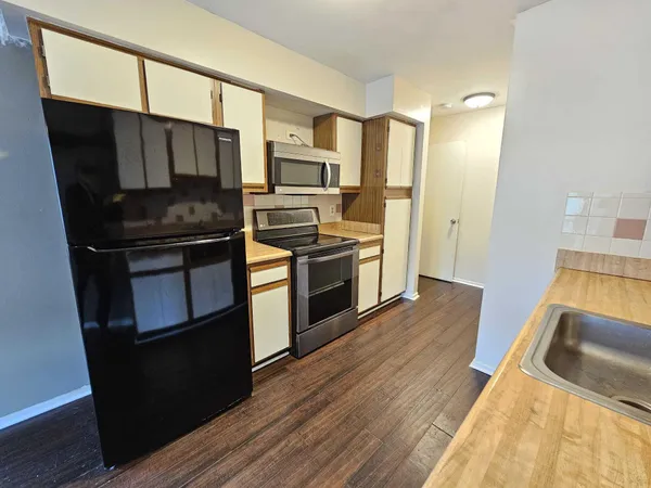 $1,750 | 2011 Vine Way Drive, Unit 66, Canton, MI 48188