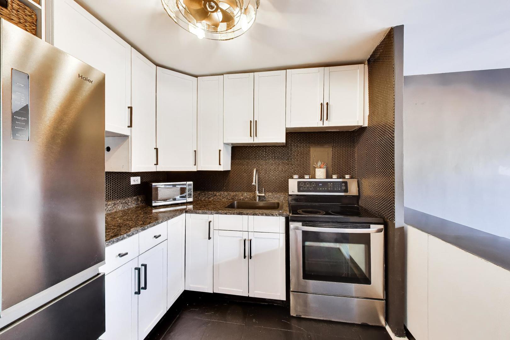 700 West Bittersweet Place, Unit 210 Chicago, IL 60613 - Photo 11 of 20