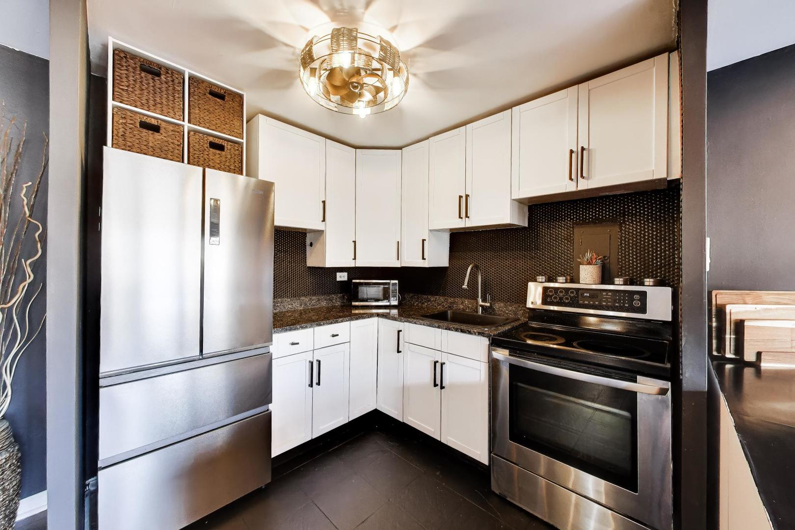 700 West Bittersweet Place, Unit 210 Chicago, IL 60613 - Photo 10 of 20