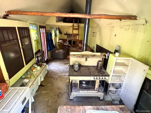 a view of a house with backyard and trees