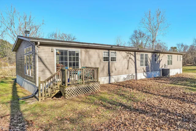 a view of a yard with an house