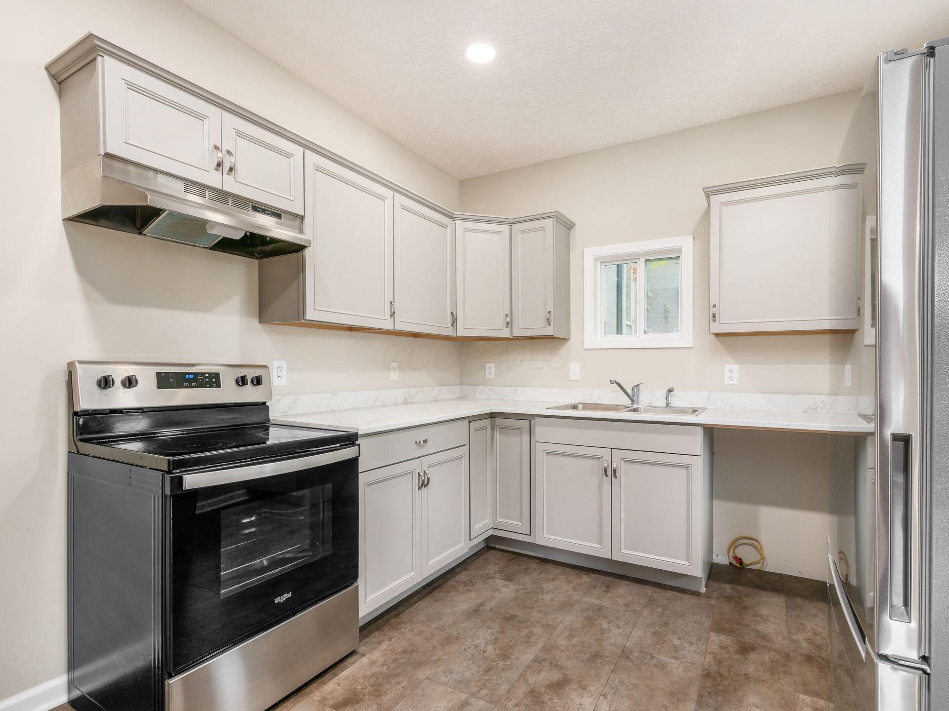 334 North Maple Street Lancaster, OH 43130 - Photo 4 of 25 New stainless steel appliances, 2024!