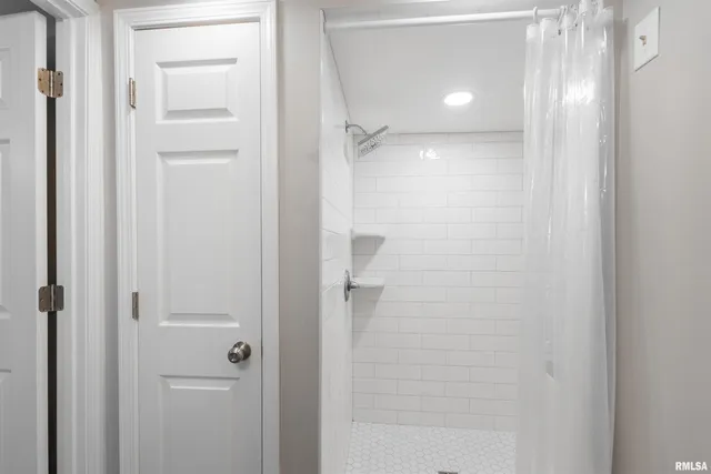 $185,000 | 1008 Oakwood Lane, Marion, IL 62959