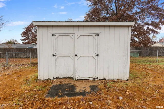 $185,000 | 1008 Oakwood Lane, Marion, IL 62959