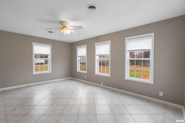 $185,000 | 1008 Oakwood Lane, Marion, IL 62959