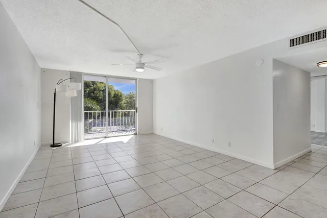 $1,775 | 500 Executive Center Drive, Unit 3J, West Palm Beach, FL 33401