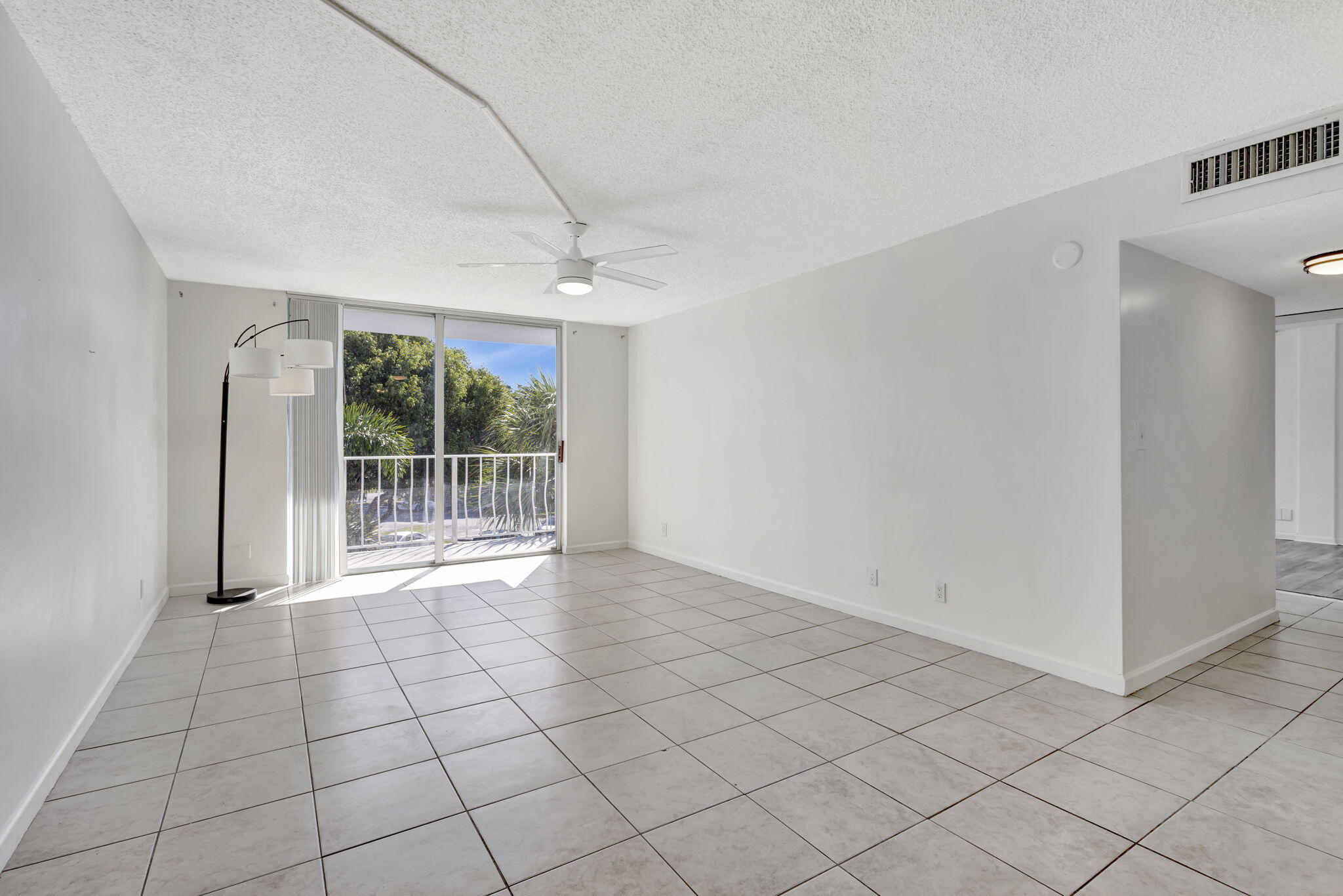 500 Executive Center Drive, Unit 3J West Palm Beach, FL 33401 - Photo 11 of 73 8-web-or-mls-5P1A2817