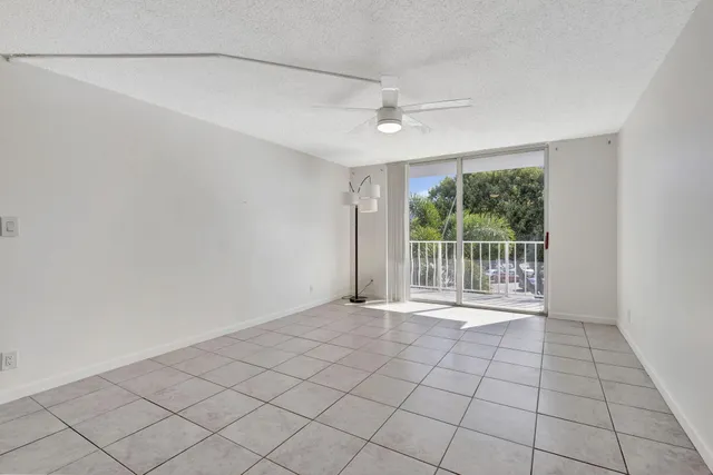 $1,775 | 500 Executive Center Drive, Unit 3J, West Palm Beach, FL 33401
