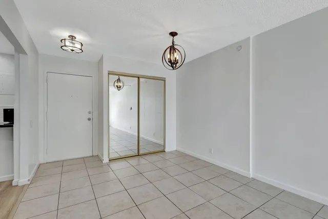 $1,775 | 500 Executive Center Drive, Unit 3J, West Palm Beach, FL 33401