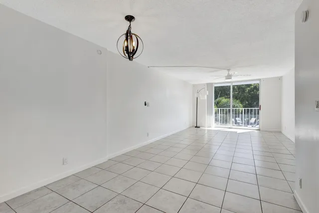 $1,775 | 500 Executive Center Drive, Unit 3J, West Palm Beach, FL 33401