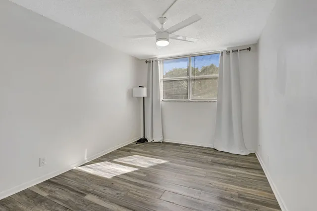 $1,775 | 500 Executive Center Drive, Unit 3J, West Palm Beach, FL 33401