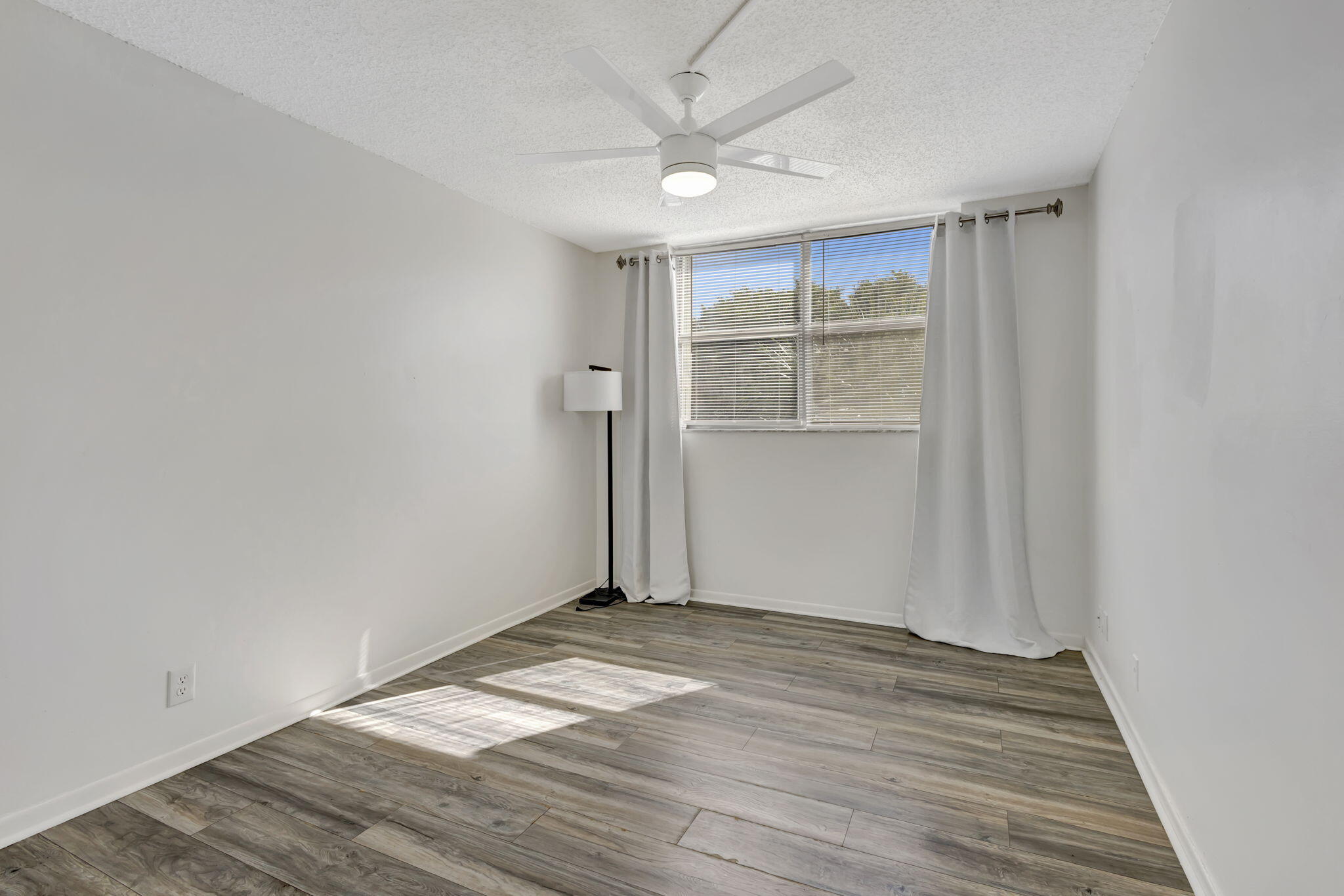 500 Executive Center Drive, Unit 3J West Palm Beach, FL 33401 - Photo 18 of 73 34-web-or-mls-5P1A2787