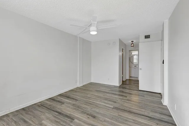 $1,775 | 500 Executive Center Drive, Unit 3J, West Palm Beach, FL 33401