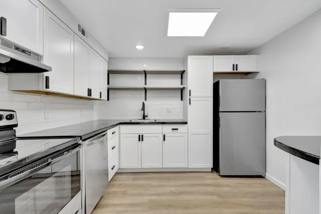 $1,775 | 500 Executive Center Drive, Unit 3J, West Palm Beach, FL 33401