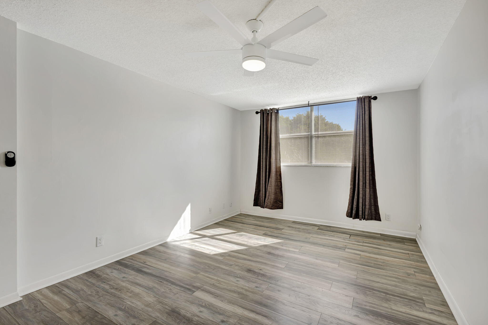 500 Executive Center Drive, Unit 3J West Palm Beach, FL 33401 - Photo 25 of 73 25-web-or-mls-5P1A2752