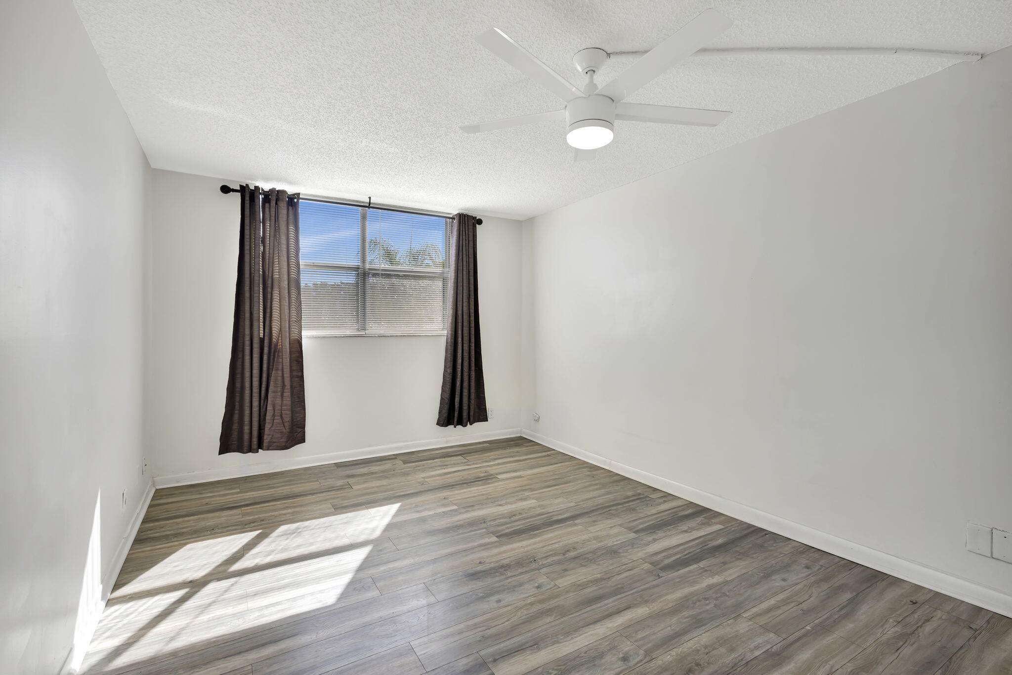 500 Executive Center Drive, Unit 3J West Palm Beach, FL 33401 - Photo 26 of 73 27-web-or-mls-5P1A2747