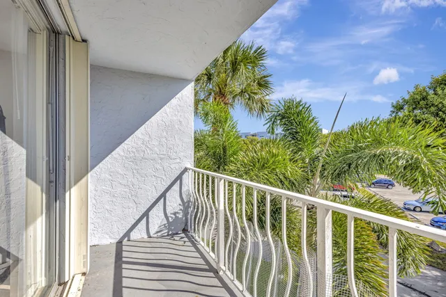 $1,775 | 500 Executive Center Drive, Unit 3J, West Palm Beach, FL 33401