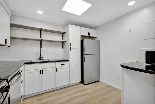 $1,775 | 500 Executive Center Drive, Unit 3J, West Palm Beach, FL 33401