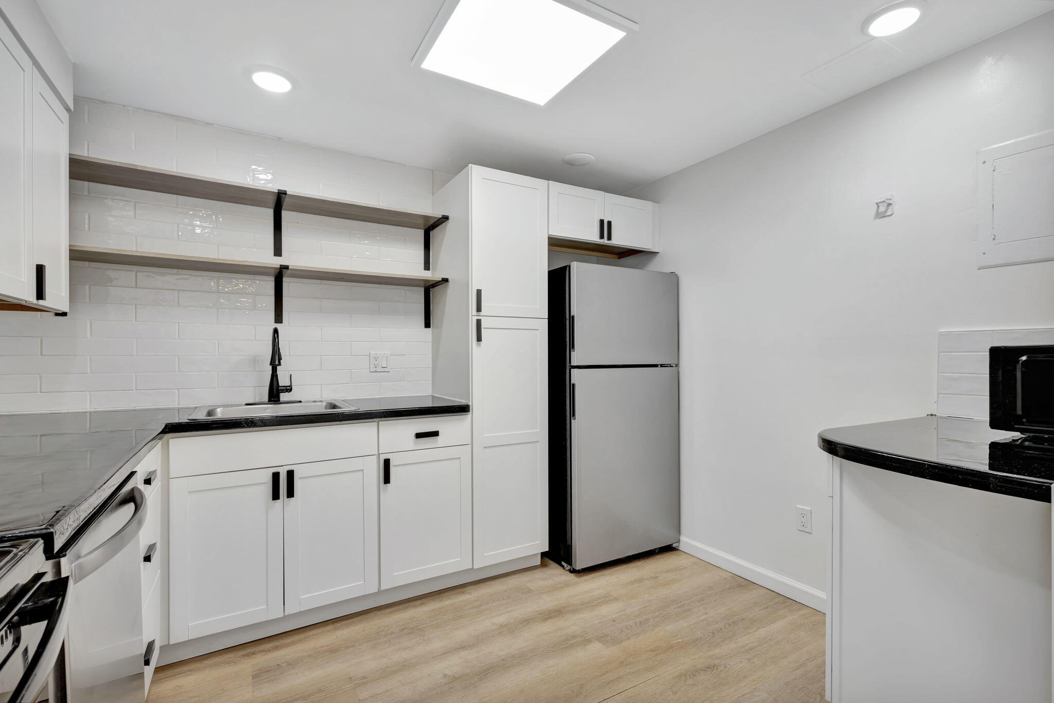 500 Executive Center Drive, Unit 3J West Palm Beach, FL 33401 - Photo 3 of 73 19-web-or-mls-5P1A2847