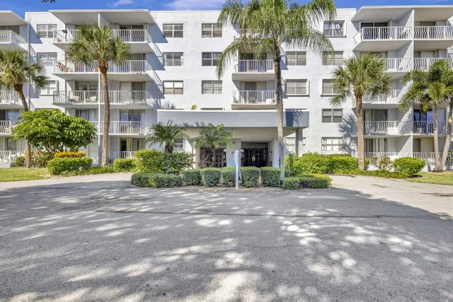$1,775 | 500 Executive Center Drive, Unit 3J, West Palm Beach, FL 33401