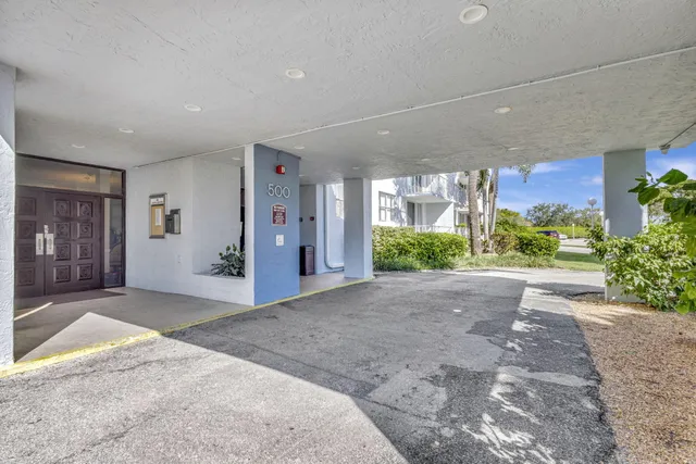 $1,775 | 500 Executive Center Drive, Unit 3J, West Palm Beach, FL 33401