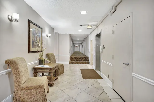 $1,775 | 500 Executive Center Drive, Unit 3J, West Palm Beach, FL 33401