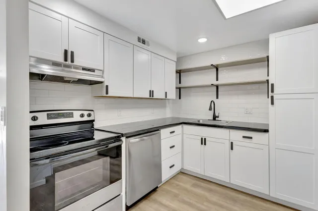 $1,775 | 500 Executive Center Drive, Unit 3J, West Palm Beach, FL 33401