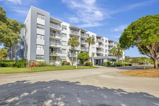 $1,775 | 500 Executive Center Drive, Unit 3J, West Palm Beach, FL 33401