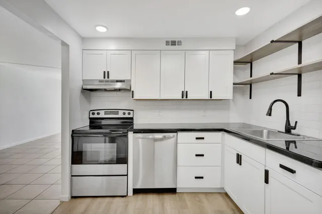 $1,775 | 500 Executive Center Drive, Unit 3J, West Palm Beach, FL 33401