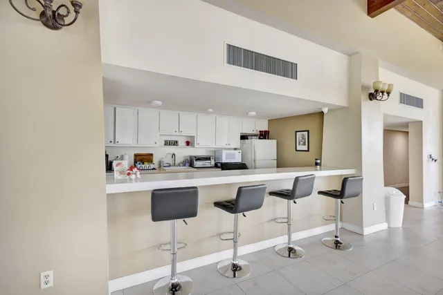 $1,775 | 500 Executive Center Drive, Unit 3J, West Palm Beach, FL 33401