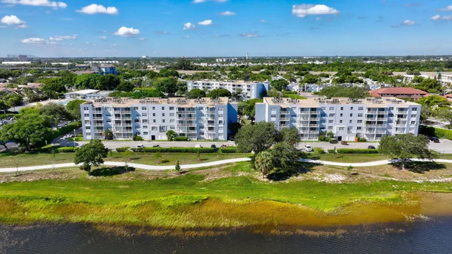 $1,775 | 500 Executive Center Drive, Unit 3J, West Palm Beach, FL 33401