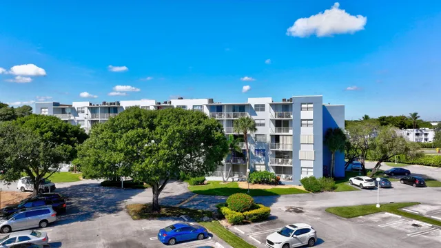 $1,775 | 500 Executive Center Drive, Unit 3J, West Palm Beach, FL 33401