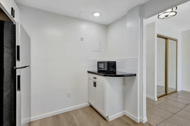 $1,775 | 500 Executive Center Drive, Unit 3J, West Palm Beach, FL 33401