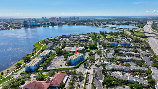 $1,775 | 500 Executive Center Drive, Unit 3J, West Palm Beach, FL 33401