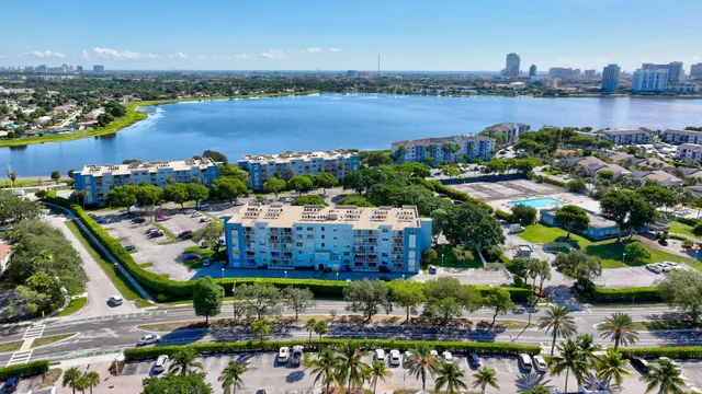 $1,775 | 500 Executive Center Drive, Unit 3J, West Palm Beach, FL 33401