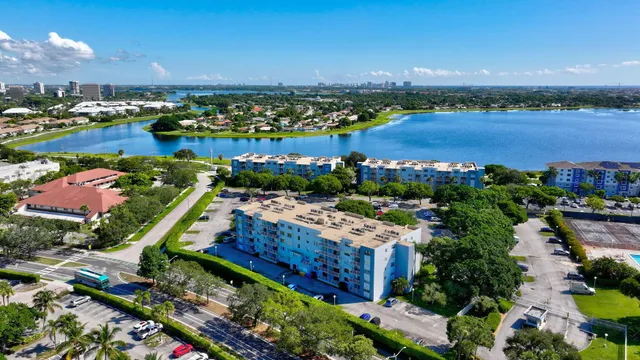$1,775 | 500 Executive Center Drive, Unit 3J, West Palm Beach, FL 33401