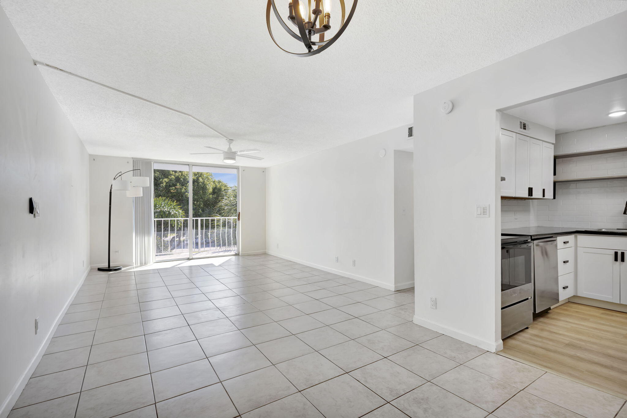 500 Executive Center Drive, Unit 3J West Palm Beach, FL 33401 - Photo 9 of 73 6-web-or-mls-5P1A2837